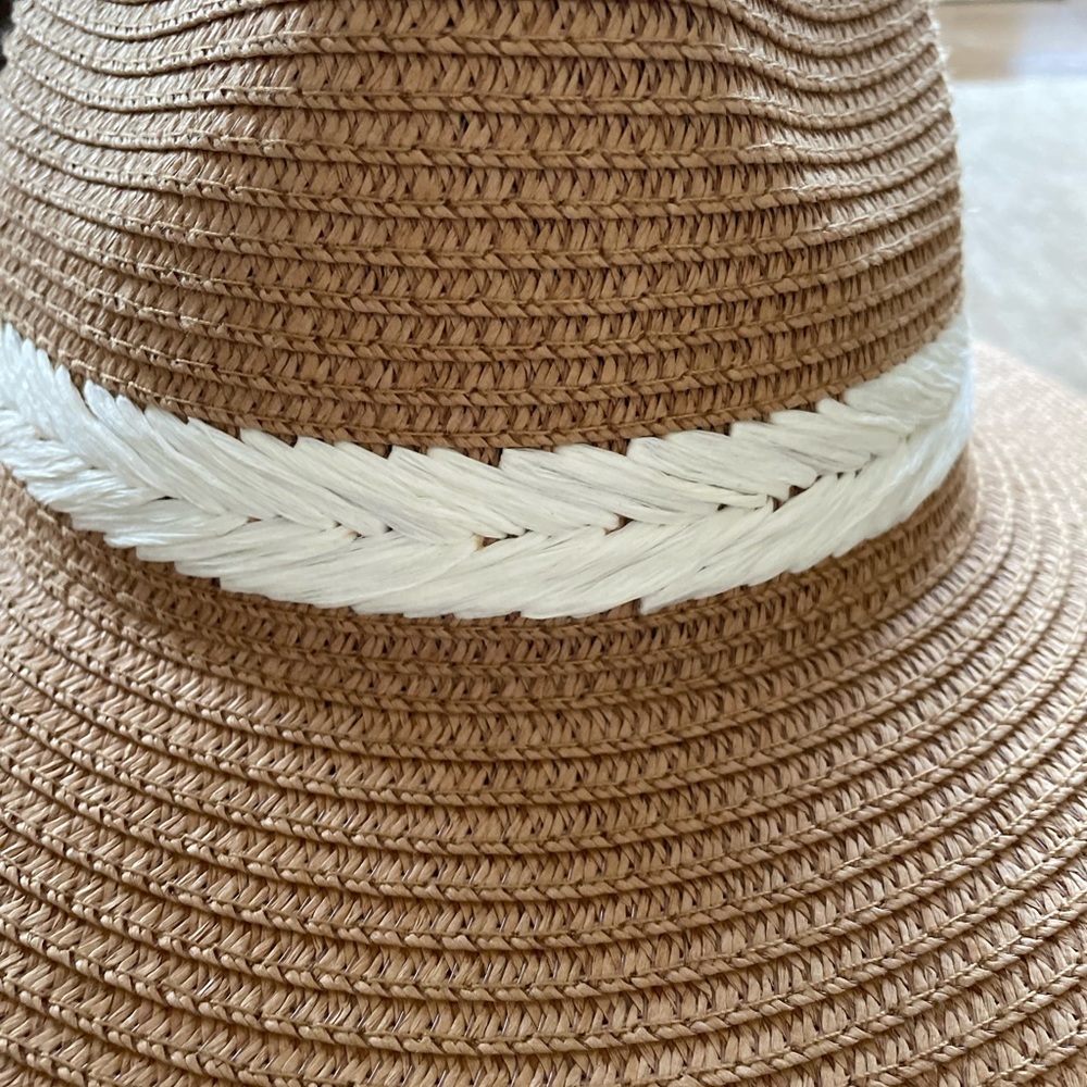 New Pretty straw hat with decorative band. - Picture 2 of 6